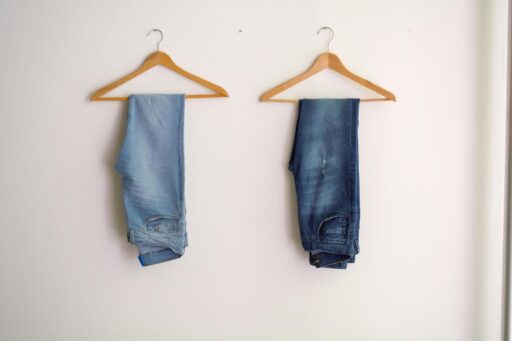 Foto de Mica Asato: https://www.pexels.com/es-es/foto/dos-colgantes-de-lavado-a-la-piedra-azul-y-jeans-azules-1082528/ - Planchar un pantalón